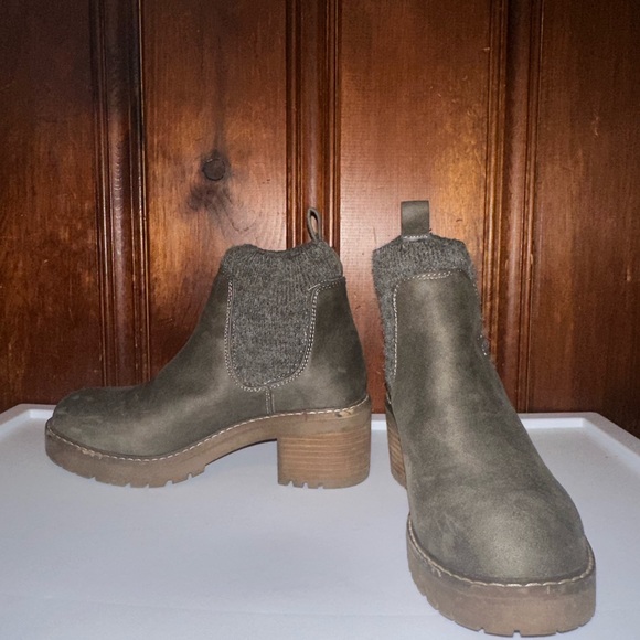 Boots - Picture 5 of 6